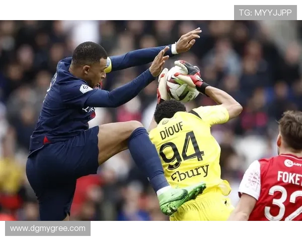 法甲比赛中最具冲击力的头球场面回顾